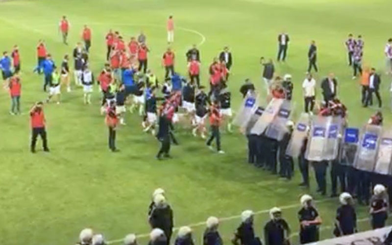 Hakem yaralandı. Elazığspor - Vanspor FK maçı tatil edildi