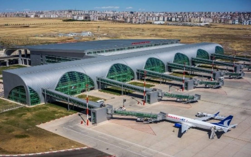 Diyarbakır Havalimanı pisti uçuş trafiğine kapatıldı