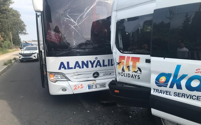 Yolcu otobüsü ile tur minibüsü çarpıştı: 1’i turist 2 yaralandı