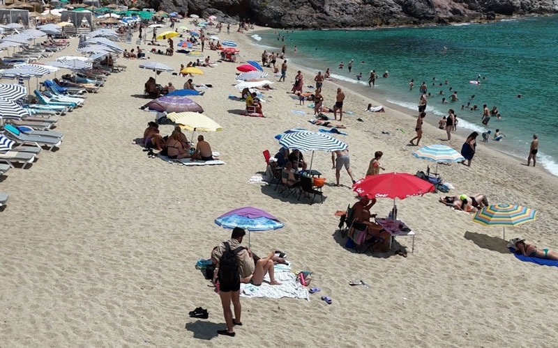 Antalya'da tatilciler plajları doldurdu
