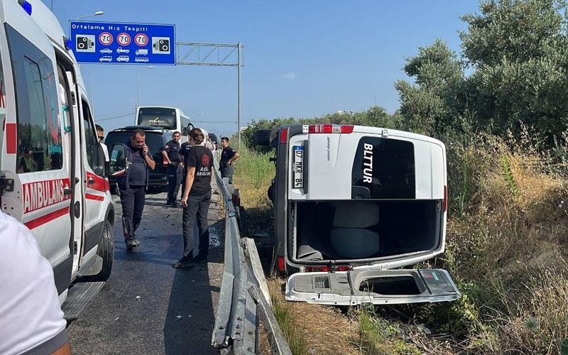 Antalya’da turistleri taşıyan minibüs devrildi, 6 turist ve sürücü yaralandı