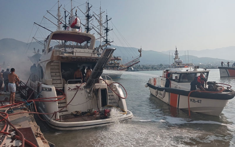  İskeleye bağlı lüks yat alevlere teslim oldu