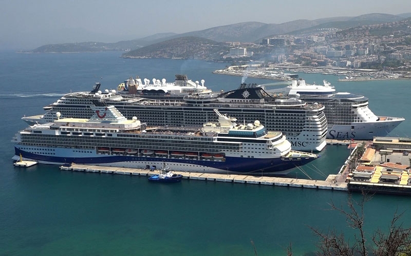  Kuşadası'na üç gemiyle toplam 9 bin 600 turist geldi