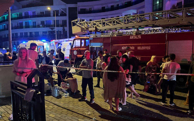 5 yıldızlı oteldeki yangında tahliye edilen 622 turist civar otellere yerleştirildi