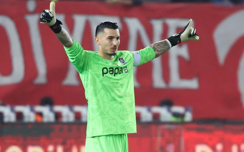 Uğurcan Çakır’dan transfer iddialarına şampiyonluk kupalı yanıt