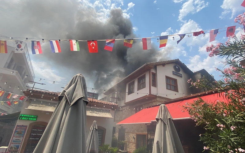 Kaleiçi'nde çıkan yangında butik otel ve yanındaki eğlence mekanı büyük zarar gördü