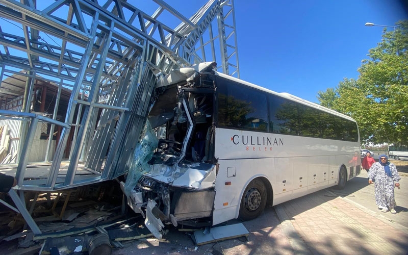 Otel servis otobüsü, midibüs ve kamyonun karıştığı kazada 21 kişi yaralandı