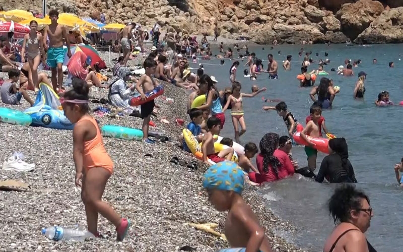 Antalya’da termometreler 43 dereceyi gördü, sahiller doldu