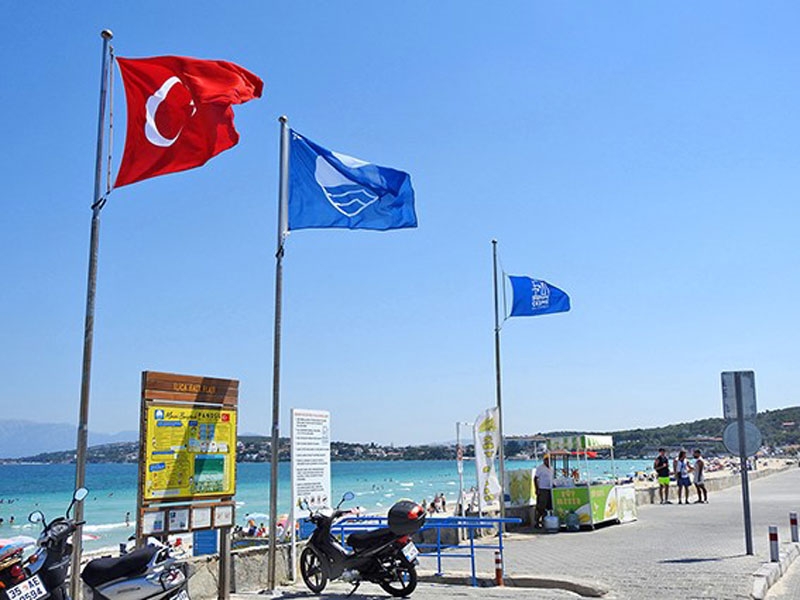 Çeşme’de 14 plaj ve 2 marinada Mavi Bayrak dalgalanacak