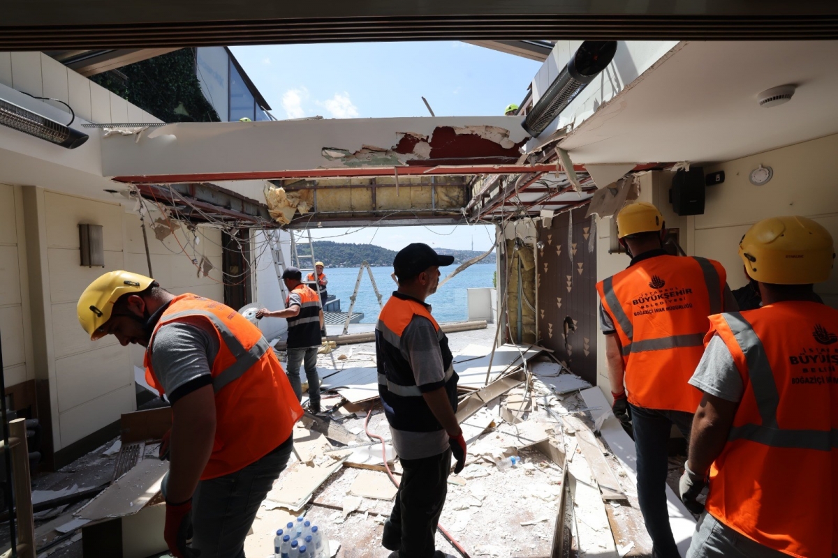Boğaz'daki kaçak yapıların yıkımına başlandı: İlk durak tarihi pastane oldu