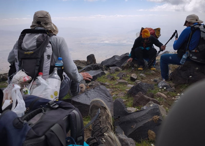 Yabancı turistler Ağrı Dağı’nda çevre temizliği yaptı