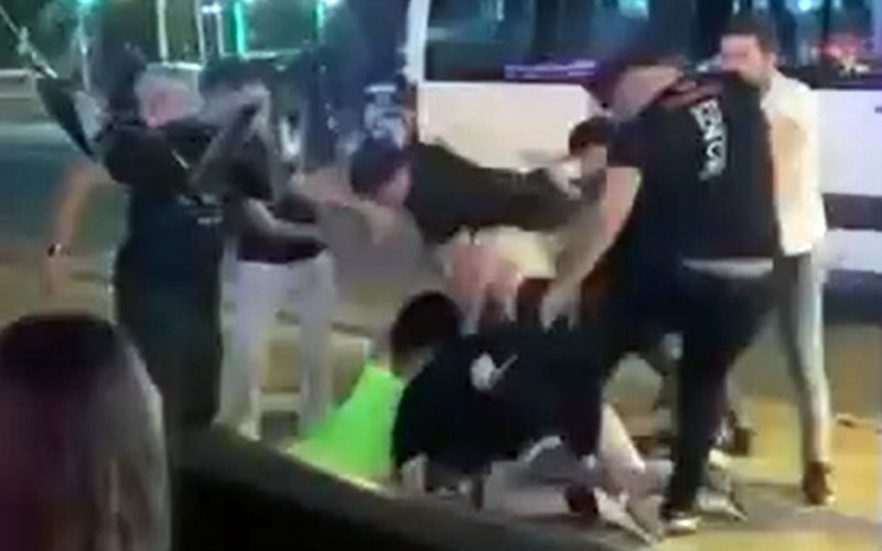 Eğlence mekanı çalışanları kadın turistleri darp etti