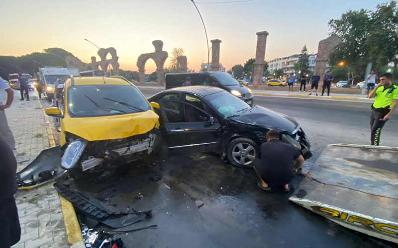 Antalya'da ticari taksi ile otomobil çarpıştı: 5’i turist 7 kişi yaralandı