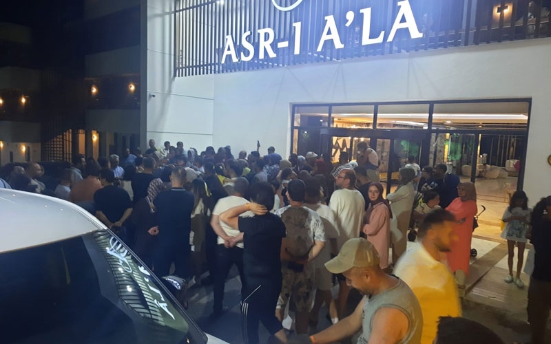 Turistler tatil yapmak yerine eylem yaptı, otelin resepsiyonu bastı 