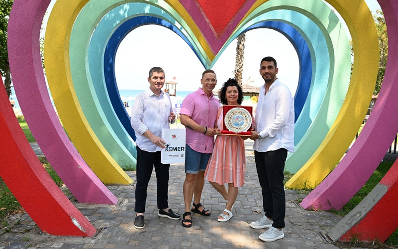 20 yıldır Kemer’e gelen Finli çifte teşekkür plaketi verildi