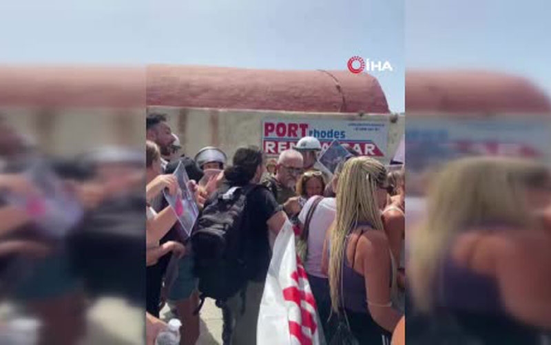 İsrailli turistleri taşıyan gemi Rodos Adası’nda protesto edildi