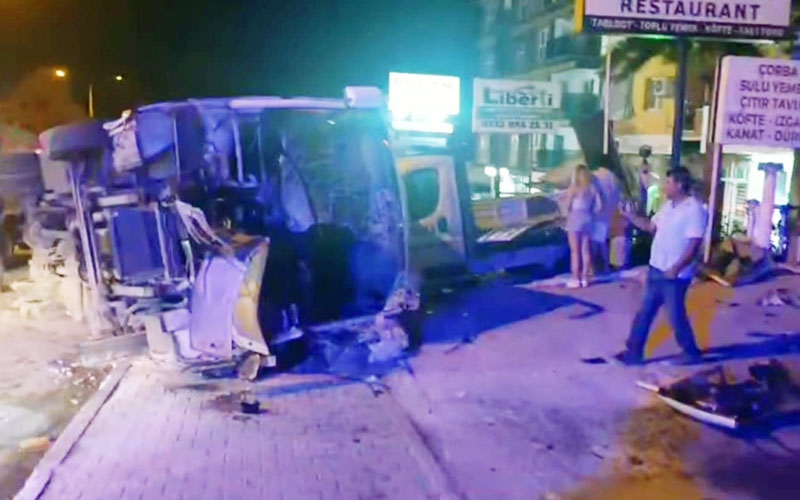 Tur midibüsü devrildi, yaralı İngiliz turistler hastanelere götürüldü