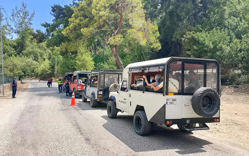 Antalya’da safari araçlarına denetim: 4 araç trafikten men edildi