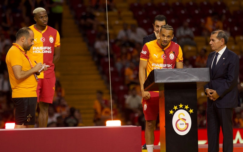 Victor Osimhen ve Leroy Sane için stadyumda imza töreni düzenlendi