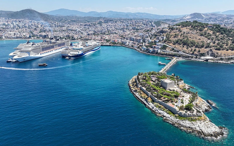 Kuşadası’na 5 kruvaziyer 10 bin 916 turist getirdi