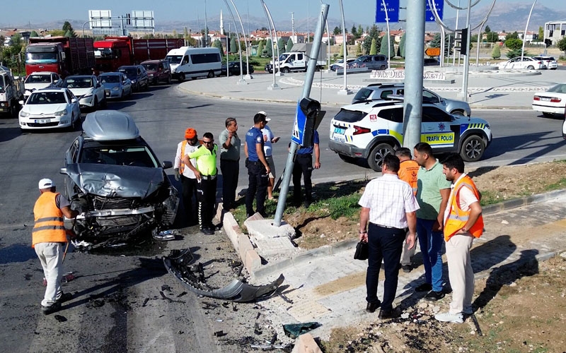 Otomobil ile VİP minibüs çarpıştı: 6'sı Rus, 8 kişi yaralandı