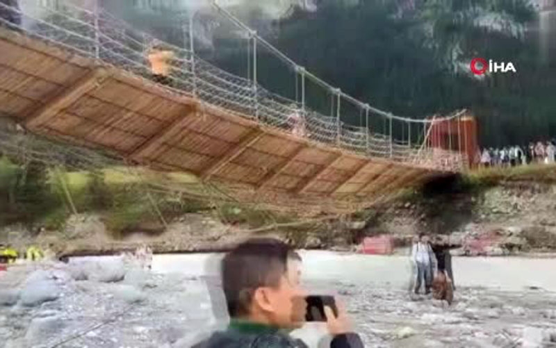 Asma köprünün halatı koptu: 5 ölü, 24 yaralı