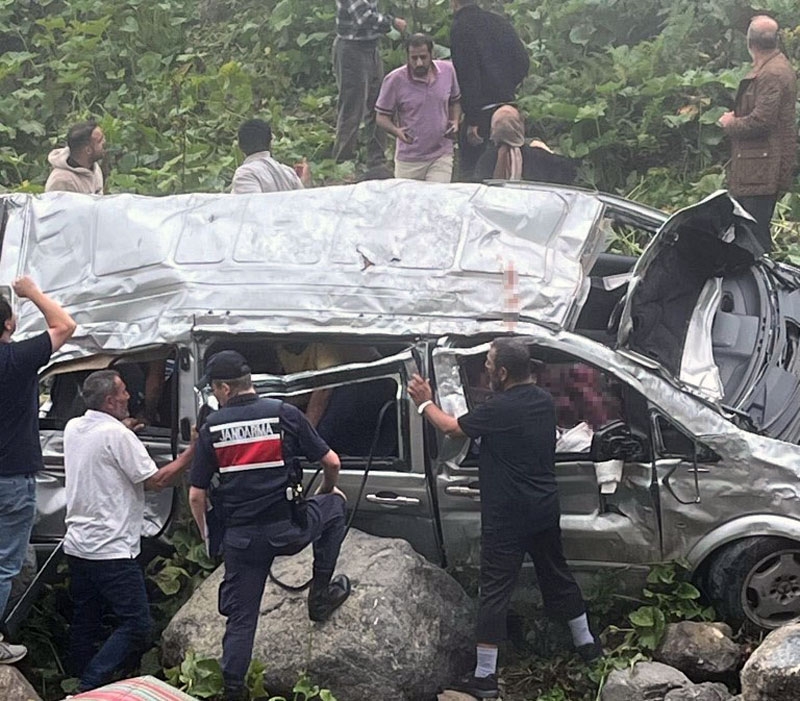Arap turistleri taşıyan minibüs dere yatağına yuvarlandı: 2 ölü, 4 yaralı