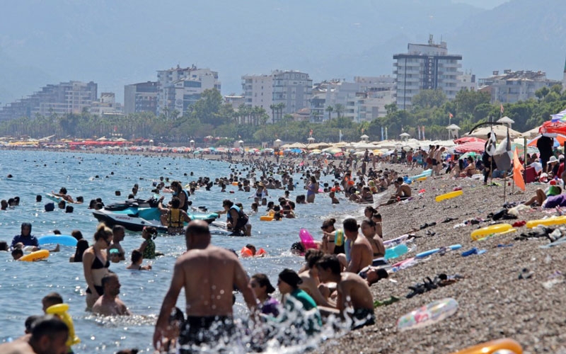 Antalya’nın denizi bile yanıyor: Termometreler 45, deniz suyu 32 derece