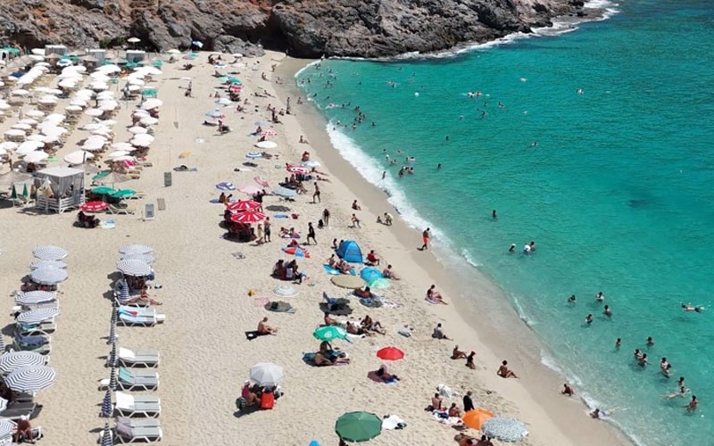 Alanya'da sıcak hava sebebiyle yerli ve yabancı turistler plajları doldurdu