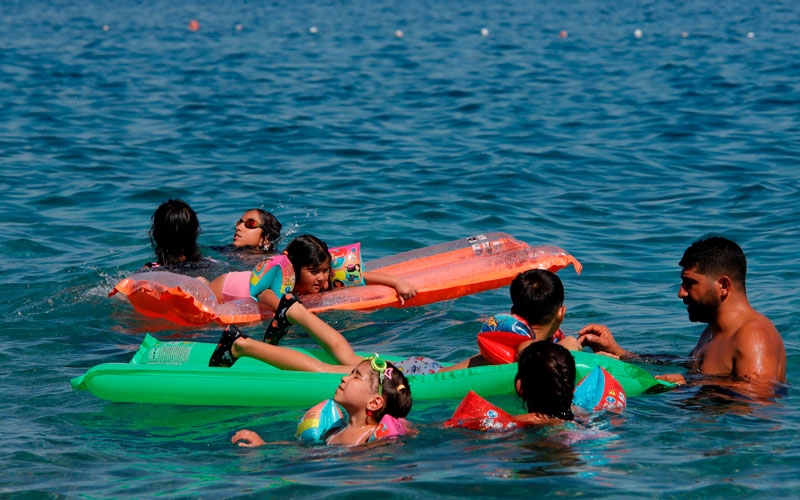 Antalya'nın deniz suyu sıcaklığı 33 dereceyle İstanbul ve Ankara'nın sıcak havasını geride bıraktı