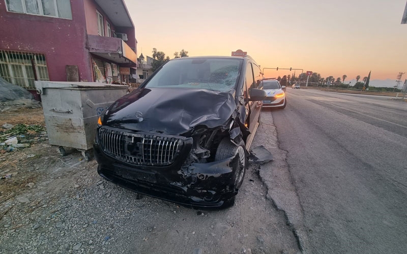 Kırmızı ışık ihlali yapan tur aracı motosiklete çarptı: 1 ölü