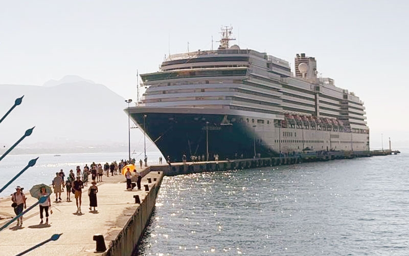 Hollanda bandıralı kruvaziyer gemisi 2 bin 110 yolcu ve 784 mürettebatı ile Alanya'ya geldi