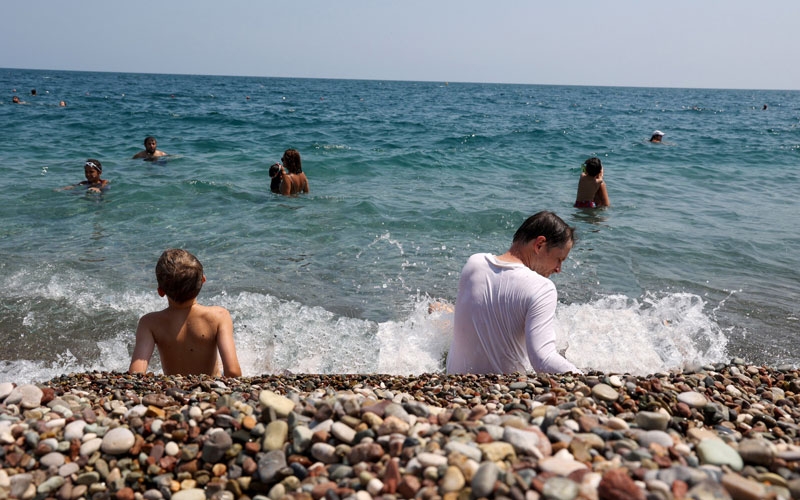 Antalya'nın plajları yerli ve yabancı turist akınına uğruyor