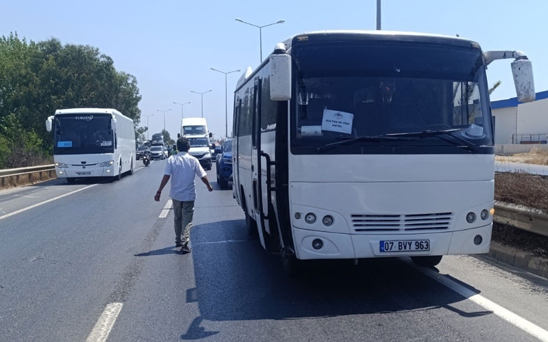 Öğrenci servisi otel servisine arkadan çarptı: 6 yaralı