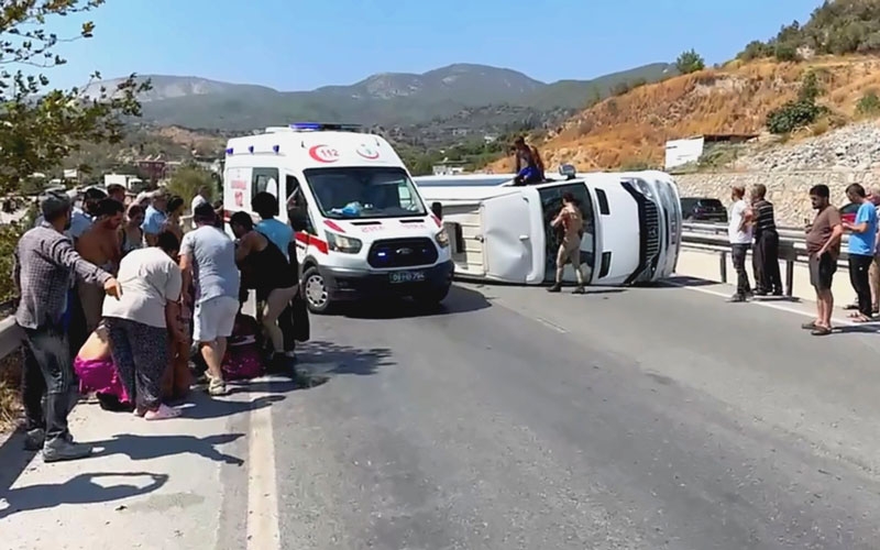 Turistleri taşıyan midibüs devrildi: 7 turist yaralandı