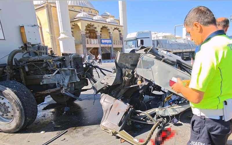 Turistlerin karavanı ile tır çarpıştı: 1'i ağır 3 kişi yaralandı