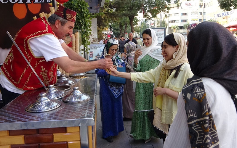  İranlı turistler Van esnafının yüzünü güldürdü