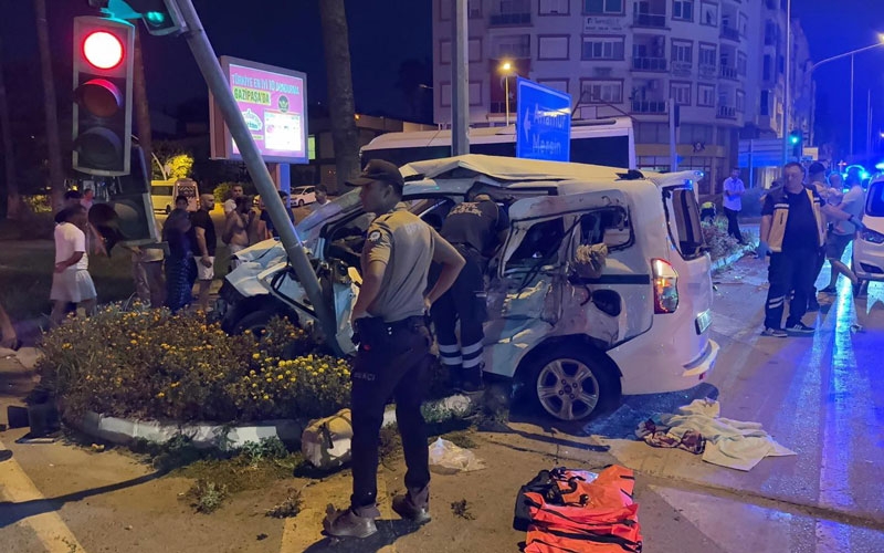 Antalya'da otel personel servisi kaza yaptı: 3'ü ağır 6 kişi yaralandı