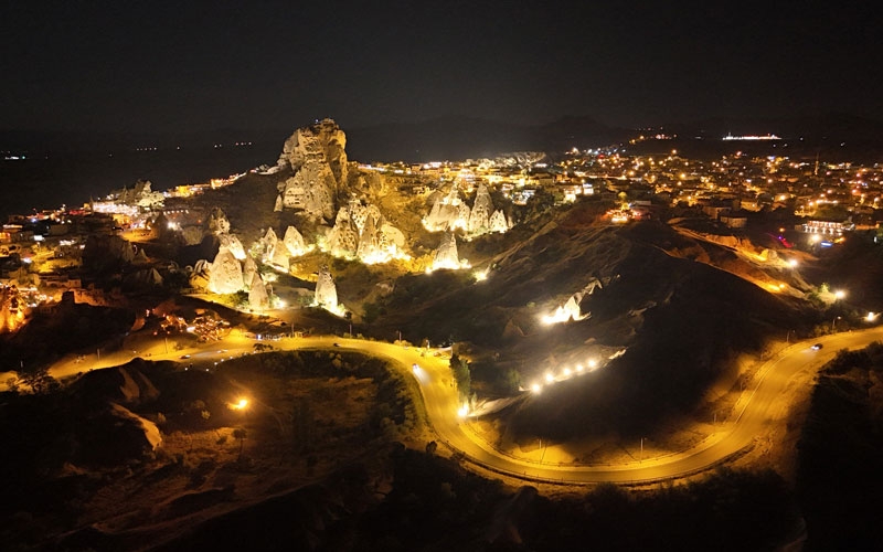 Kapadokya’da ışıklandırılan vadiler bölgenin ihtişamını artırdı