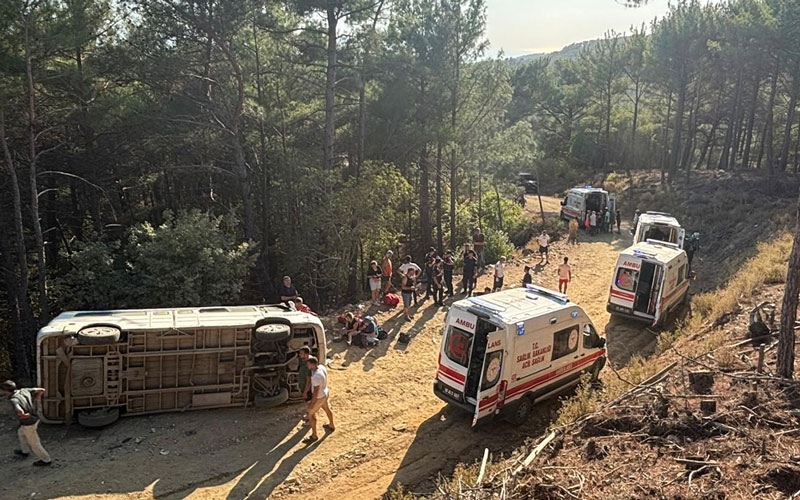 Tur minibüsü devrildi: 11 kişi yaralandı