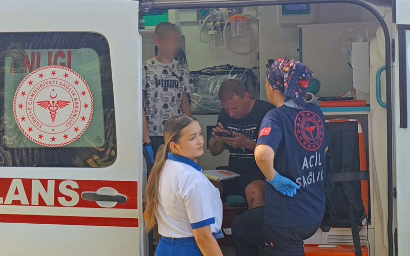 Kazada yaralanan Ukraynalı turist, hastanede para alınabileceğini duyunca yaralı oğluyla birlikte ambulanstan indi