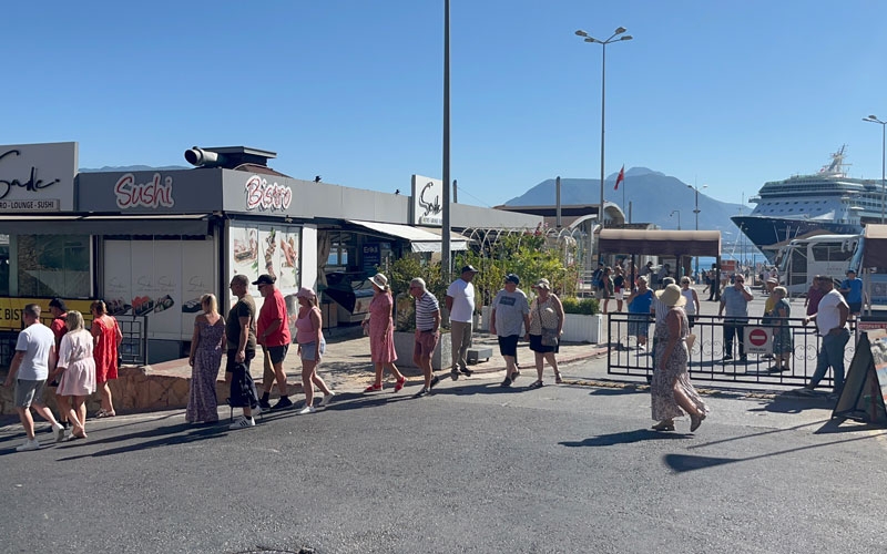 Kruvaziyer gemisi bin 769 yolcu 733 mürettebatı ile Alanya’ya demirledi