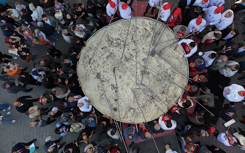 Türkiye’nin en büyük tenceresinde 6 ton pilav pişirildi