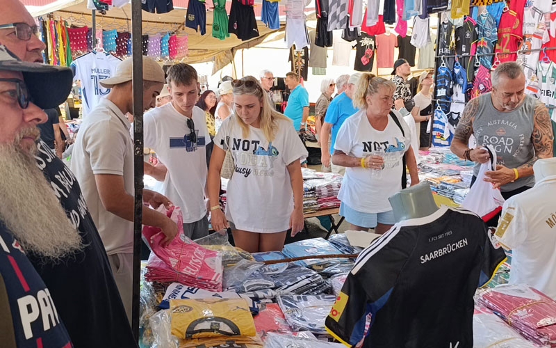 Antalya'da perşembe pazarında Alman turist akının yaşanıyor