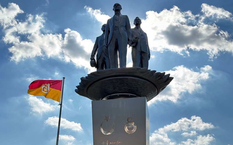 Galatasaray'da Gazi Mustafa Kemal Atatürk, Tevfik Fikret ve Ali Sami Yen Anıtı'nın açılışı yapıldı