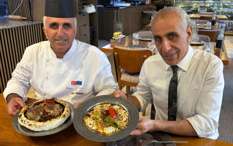 Kiremitte pişen lavaş kebabı damak çatlatıyor