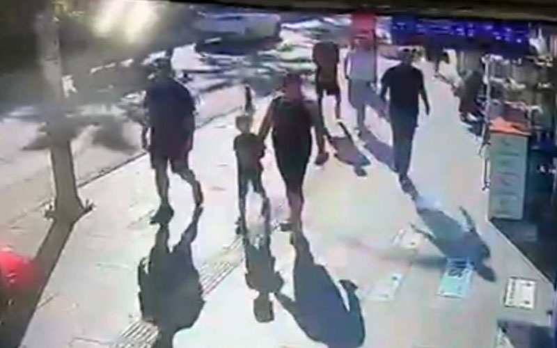 Yaya geçidinden geçen Alman aileye otomobil çarptı: 1 kişi yaralandı