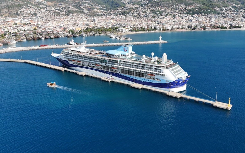  Lüks kruvaziyer bin 739 yolcu, 742 mürettebatıyla Alanya'ya demirledi
