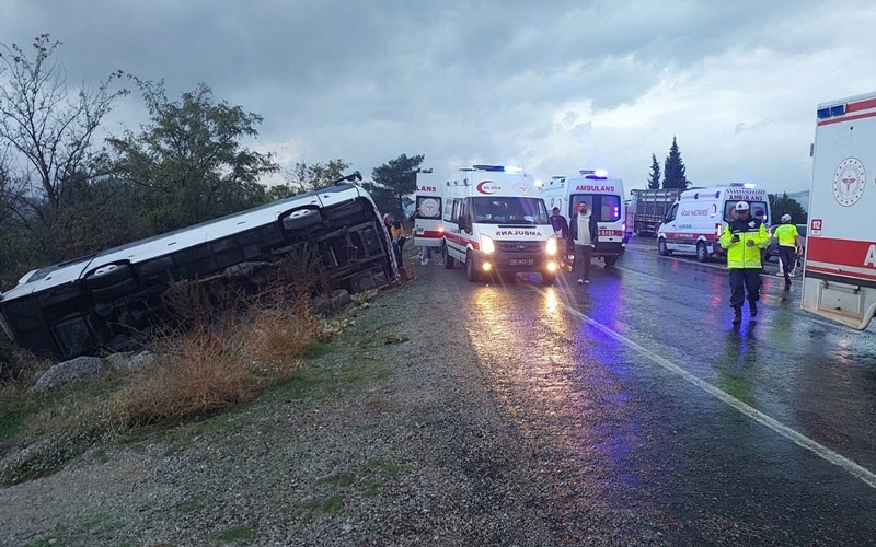 Tur midibüsü şarampole yuvarlandı; 2 kişi öldü 31 kişi de yaralandı