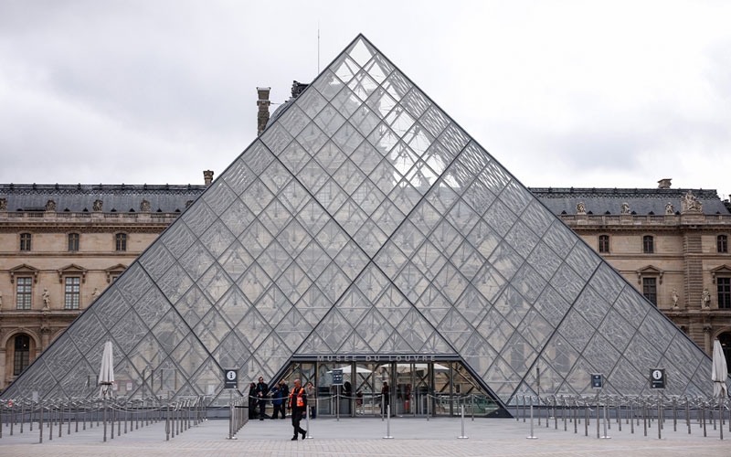 Louvre Müzesi'nden çalınan mücevherlerin değeri 88 milyon euro
